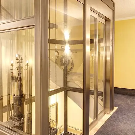 Zum Wiesengrund Otel 3*